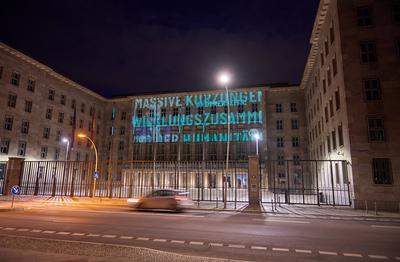 ONE projiziert Botschaft gegen Kuerzungen in der Entwicklungszusammenarbeit ans Bundesfinanzministerium-stock-foto