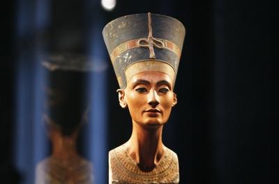 77/ Kultur: Nofretete im Nordkuppelsaal des Neues Museum auf der Berliner Museumsinsel, Aegyptisches Museum, Papyrussamm-stock-foto