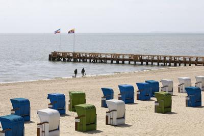Strandkoerbe mit der neuen Suedstrandbruecke in Wyk auf Foehr, Nordfriesland, Schleswig-Holstein, Deutschland, Europa-stock-foto