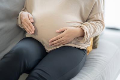 Schwangere Frau h?lt die H?nde auf den Bauch ber?hren ihr Baby k?mmern sich um ihre Gesundheit Sch?ne gl?ckliche schwangere Frau<br>zarte Stimmung Foto der Schwangerschaft-stock-foto