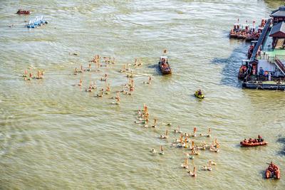 WUHAN, CHINA - JULY 16: Swimmers race across the Yangtze River during the 50th Wuhan Yangtze River Crossing Festival on-stock-foto