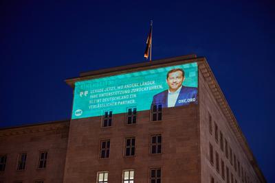 ONE projiziert Botschaft gegen Kuerzungen in der Entwicklungszusammenarbeit ans Bundesfinanzministerium-stock-foto