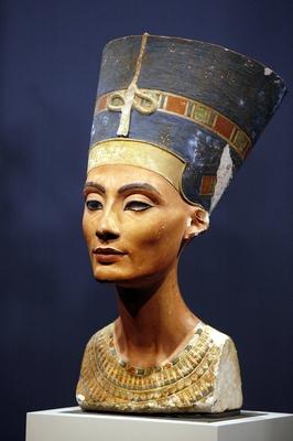 Bildnummer: 50878478  Datum: 12.08.2005  Copyright: imago/Lars ReimannB?ste der Nofretete im Alten Museum in Berlin, Objekte; 2005, Berlin , Ausstellungen, ?gyptische Ausstellung, B?sten, Totenmaske, Totenmasken, Maske, Masken, Skulptur, Skulpturen, Statue, Statuen, Ausstellungsst?ck, Ausstellungsst?cke, Sehensw?rdigkeit; , hoch, Kbdig, Einzelbild, Freisteller, Bildhauerei, Kunst, Deutschland,  , o0 Altes, Reisen, Europa-stock-foto