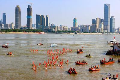 WUHAN, CHINA - JULY 16: Swimmers race across the Yangtze River during the 50th Wuhan Yangtze River Crossing Festival on-stock-foto