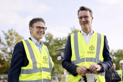 NRW-Ministerpr?sident Hendrik W?st (CDU) neben Bayer-Chef Bill Anderson bei seinem Besuch im Rahmen der Sommertour bei d-stock-foto