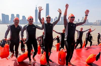 WUHAN, CHINA - JULY 16: Swimmers wave after racing across the Yangtze River during the 50th Wuhan Yangtze River Crossing-stock-foto