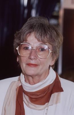 Bildnummer: 56674593  Datum: 01.10.1987  Copyright: imago/teutopressLeonie Ossowski (Schriftstellerin) 10/87 h?r Frau Literatur schreiben Buch B?cher Jugendbuch ver?ffentlichen lesen Lesen geboren 1925 in Schlesien leger Bluse beige Halstuch braun beige Brille Schmuck Ohrringe sitzend Portrait hoch l?chelnd People 02 xmk x0x 1987 hoch  56674593 Date 01 10 1987 Copyright Imago teutopress Leonie Ossowski Writer 10 87 hearing Woman Literature write Book Books Youth book public read read born 1925 in Silesia casual Blouse Beige Neckerchief Brown Beige Glasses Jewellery Earrings seated Portrait vertical smiling Celebrities 02 xmk x0x 1987 vertical-stock-foto