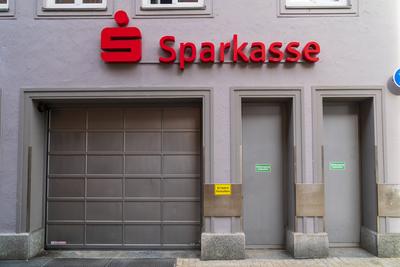 Sparkasse in Augsburg Eine Filiale der Sparkasse mit verschlossenen T?ren und versperrtem Tor im Stadtzentrum von Augsbu-stock-foto