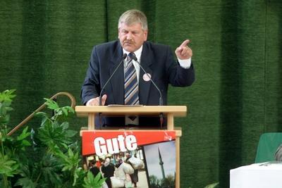 Bildnummer: 50660751  Datum: 30.10.2004  Copyright: imago/Sven SimonUdo Voigt (GER/NPD-Bundesvorsitzender) spricht auf dem NPD-Bundesparteitag in Leinefelde, Personen; 2004, Leinefelde, Politiker, Vorsitzender, Vorsitzende, Bundesvorsitzende, Parteivorsitzender, Parteivorsitzende, Bundesparteitage, Parteitag, Parteitage, Gestik, Fingerzeig; , quer, Kbdig, Einzelbild, close, Parteien, Politik, Deutschland, Aktion, People / Schriftzug, Gute, Zeigefinger-stock-foto