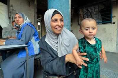 UNRWA health staff screen and treat children suffering from Severe Acute Malnutrition (SAM) at an UNRWA Medical Point located in an UNRWA school-turned-shelter-stock-foto