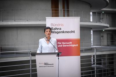Berlin, Pressekonferenzen von BSW mit Sahra Wagenknecht im Bundestag-stock-foto