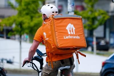D?sseldorf 19.06.2024 Bringdienst Lieferando Restaurant Essen Gastronomie Radfahrer Lieferdienst Lieferfahrer Mindestloh-stock-photo