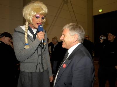 NPD Wahlkampfauftakt im HCC Drag Queen Olivia Jones veralbert NPD Chef Udo Voigt -GRAF- WWW.-HANNOVER.DE INFO@SCHEFFEN.D-stock-foto