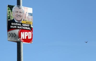 Wahlkampf 25 04 19 S?mmerda Wahlplakate zur Kommunalwahl im Bild NPD Udo Voigt Sozial geht n-stock-foto