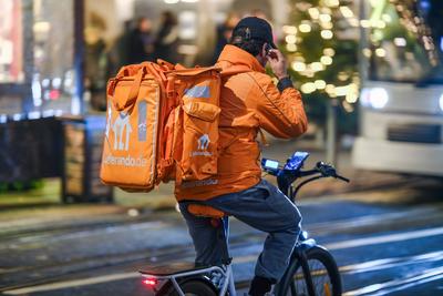 D?sseldorf 14.12.2023 Bringdienst Lieferando Restaurant Essen Gastronomie Radfahrer Lieferdienst Lieferfahrer Mindestloh-stock-photo