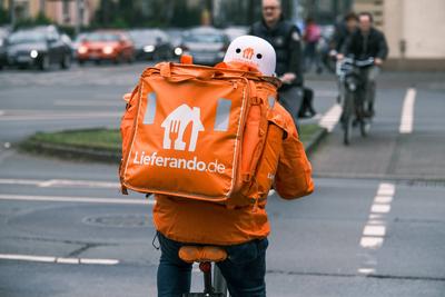 Düsseldorf 29.04.2023 Bringdienst Lieferando Restaurant Essen Gastronomie Radfahrer Lieferdienst Lieferfahrer Mindestloh-stock-photo
