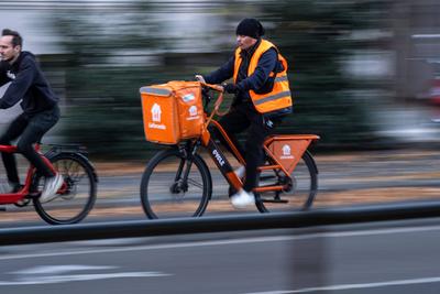 Fahrer des Essensliederdienstes Lieferando unterwegs in Berlin. / Driver of the Lieferando food delivery service on the-stock-foto