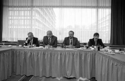 Bildnummer: 52332970  Datum: 15.09.1988  Copyright: imago/bonn-sequenzV.l.n.r.: Pressesprecher Karl-Heinz Vorsatz, Vorsitzender Martin Mu?gnug, Vize-Vorsitzender Thomas Salomon und Vorstandsmitglied Udo Voigt (alle Deutschland/alle NPD)  anl?sslich einer Pressekonferenz der NPD in Bonn, Personen; 1988, sw, Bonn, Pressetermin , Politiker, Parteivorsitzender , stellvertretender; , quer, Kbneg, Totale, Parteien, Politik, Randbild, People-stock-foto