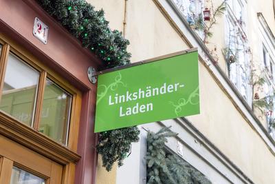 Linkshänder Laden, Erfurt, Deutschland *** Left-handed Loading, Erfurt, Germany 1065530804-stock-foto