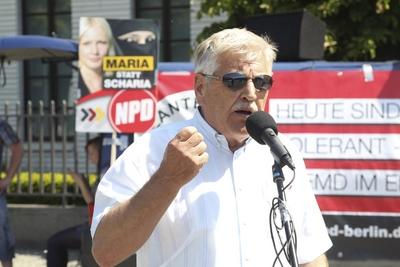 Udo Voigt, Ehemaliger Parteivorsitzender der NPD, bei der NPD Kundgebung fuer die Europawahl vor dem Brandenburger Tor i-stock-foto