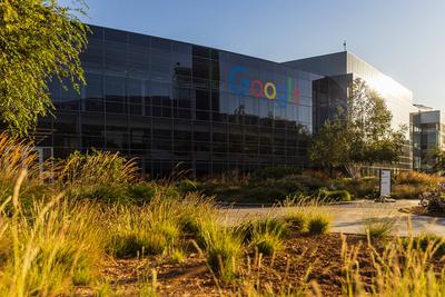 MOUNTAIN VIEW, CA, USA - SEPTEMBER 29, 2022: The Google sign is seen at Googleplex, the corporate headquarters complex o-stock-foto