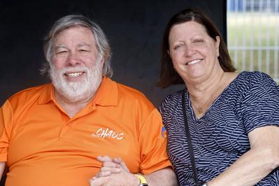 Unternehmer Steve Wozniak gemeinsam mit seiner Gattin Janet Wozniak. Der Apple-Mitgr?nder spielt mit dem Team Chaos bei-stock-foto