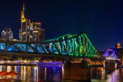 CSD in Frankfurt am Main: Der Eiserne Steg strahlt in Regenbogenfarben-stock-foto