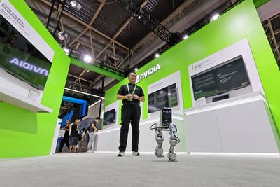 BEIJING, CHINA - JULY 17: An exhibitor operates bipedal humanoid robot Mini ?? at the booth of Nvidia during the 3rd Chi-stock-foto