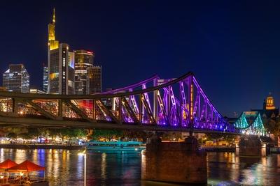CSD in Frankfurt am Main: Der Eiserne Steg strahlt in Regenbogenfarben-stock-foto