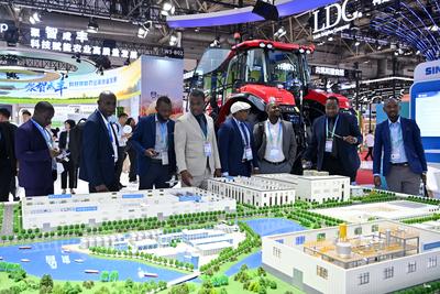 BEIJING, CHINA - JULY 17: People visit the Green Agriculture Chain area during the 3rd China International Supply Chain-stock-foto