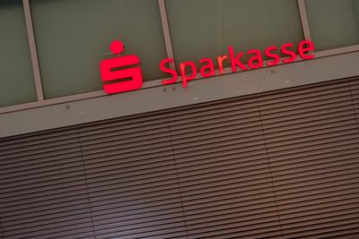 Bank und Geld. Geschlossener Schalter der Sparkasse. M?nchen Bayern Deutschland *** Bank and money Closed counter of Spa-stock-foto