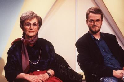 Bildnummer: 56753043  Datum: 01.12.1990  Copyright: imago/teutopressLeonie Ossowski mit John Quintus 12/90 - Schriftstellerin Schriftstellerei Autorin Autor Literatur Buch B?cher dunkelhaarig kurzhaarig leger sitzend Studio Kulisse Dekoration halb quer l?chelnd posierend People x0x xsk 1990 quer  56753043 Date 01 12 1990 Copyright Imago teutopress Leonie Ossowski with John Quintus 12 90 Writer Writing Author Author Literature Book Books dark haired short casual seated Studio Backdrop Decoration half horizontal smiling posing Celebrities x0x xSK 1990 horizontal-stock-foto