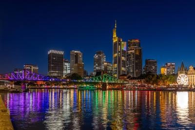 CSD in Frankfurt am Main: Der Eiserne Steg strahlt in Regenbogenfarben-stock-foto