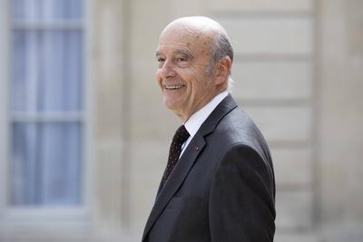 Paris, France, May 7, 2022 - Constitutional Council member Alain Juppe leaves the Elysee presidential palace after the i-stock-foto