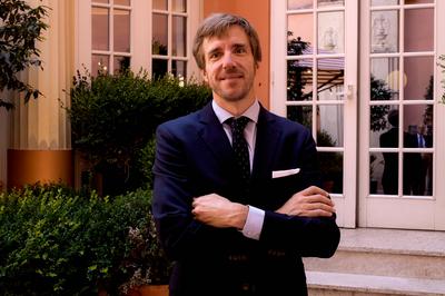 Azerbaijan's sovereign wealth fund buys 49% of Enfinity Global in Italy-stock-foto