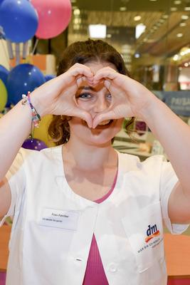 abb Ronja Forcher Schauspielerin im weissen Kittel als unterstuetzer der Maximilian Seitz Charity Aktion Promis arbeiten an der Kasse im Supermarkt zu gunsten der Stiftung Kindeswohl Berlin in Berlin im DM-Markt Mall of Berlin am 18.Juli 2025 in Berlin Berlin Deutschland *** abb Ronja Forcher actress in white coat as supporter of the Maximilian Seitz charity campaign celebrities work at the checkout in the supermarket for the benefit of the Stiftung Kindeswohl Berlin in Berlin at the DM Markt Mall of Berlin on July 18, 2025 in Berlin Berlin Germany-stock-foto