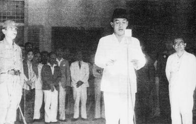 Indonesia: Sukarno, Indonesia s first president, declares independence on 17 August, 1945. To his right is Mohammad Hatt-stock-foto