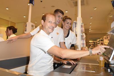 abb Maximilian Seitz Designer und Tim Niedernolt Moderator mit Rebecca Kunikowski Model im weissen Kittel als unterstuetzer der Maximilian Seitz Charity Aktion Promis arbeiten an der Kasse im Supermarkt zu gunsten der Stiftung Kindeswohl Berlin in Berlin im DM-Markt Mall of Berlin am 18.Juli 2025 in Berlin Berlin Deutschland *** abb Maximilian Seitz designer and Tim Niedernolt presenter with Rebecca Kunikowski model in white coat as supporters of the Maximilian Seitz charity campaign Celebrities work at the checkout in the supermarket for the benefit of the Stiftung Kindeswohl Berlin in Berlin at the DM Markt Mall of Berlin on July 18, 2025 in Berlin Berlin Germany-stock-foto