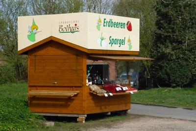 Verkaufstand f?r Spargel und Erdbeeren *** Sales stand for asparagus and strawberries Copyright: xLobeca/RHx-stock-foto