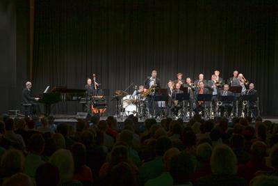 2025 - Konzertz des Upper Austrian Jazz Orchestra" mit dem Solisten Richard Galliano, am 18.07.2025.-stock-foto