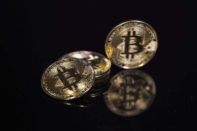 Symbolbild / Symbolfoto von mehreren Bitcoin M?nzen am 12.11.2024 in M?nchen Digitale W?hrungen wie Bitcoin r?cken immer-stock-foto