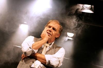77/ Theater: Im Zweifel f?r den Angeklagten , Christian Kohlund (Clarence Darrow), im Berliner Theater Kom?die am Kurf?r-stock-foto