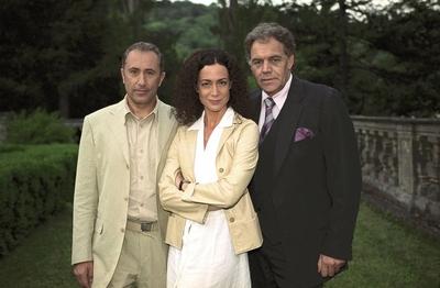 NEUES AUS DER ARD/ORF-PRODUKTION LIEBE, L?GEN, LEIDENSCHAFTEN Mit einer glanzvollen Show will der W?schemodenkonzern Ap-stock-foto