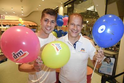 abb Maximilian Seitz Designer und Tim Niedernolt Moderatorals unterstuetzer der Maximilian Seitz Charity Aktion Promis arbeiten an der Kasse im Supermarkt zu gunsten der Stiftung Kindeswohl Berlin in Berlin im DM-Markt Mall of Berlin am 18.Juli 2025 in Berlin Berlin Deutschland *** abb Maximilian Seitz designer and Tim Niedernolt presenter as supporters of the Maximilian Seitz charity campaign Celebrities work at the checkout in the supermarket for the benefit of the Stiftung Kindeswohl Berlin in Berlin at the DM Markt Mall of Berlin on July 18, 2025 in Berlin Berlin Germany-stock-foto