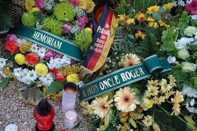 Bildnummer: 50957255  Datum: 23.08.2005  Copyright: imago/R?ttimannBlumengeschm?cktes Grab des Frere Roger (SUI/Gr?nder und Prior der ?kumenischen Glaubensgemeinschaft von Taize) in Taize , Objekte; 2005, Taize , Burgund, Communaute de Taize, Gemeinschaft, Bruderschaft, ?kumenische, Roger Louis Sch?tz-Marsauche, Grab, Gr?ber, Grabst?tte, Grabst?tten, Blume, Blumen, Blumenstrau?, Blumenstr?u?e, Kranz, Kr?nze, Blumenkranz, Blumenkr?nze, Trauerkranz, Trauerkr?nze, Trauer, Andenken, Gedenken, Kondolenz, Beerdigung, Beerdigungen, Begr?bnis, Begr?bnisse, Beisetzung, Beisetzungen, Tod, Blumengebinde, Grabschmuck, Schriftzug, in memoriam, a mon oncle Roger, Der Pr?sident der Bundesrepublik Deutschland; , quer, Kbdig, Einzelbild, Frankreich,  , PeopleBildnummer 50957255 Date 23 08 2005 Copyright Imago R?ttimann blumengeschm?cktes Grave the Frere Roger SUI Founder and Prior the Ecumenical Faith community from Taiz? in Taiz? Objects 2005 Taiz? Burgundy Communaut? de Taiz? Community Fraternity Ecumenical Roger Louis Contactor Marsauche Grave Graves Grave site Grave sites Flower Flowers Bouquet of flowers Bouquets Kranz Wreaths Floral wreath Blumenkr?nze Funeral wreath Trauerkr?nze Mourning Souvenirs Remembrance Kondolenz Funeral Funerals Funeral Burials Burial Burials Death Floral decorations Grave jewellery emblem in memoriam a MON oncle Roger the President the Federal Germany horizontal Kbdig Single France Celebrities-stock-foto