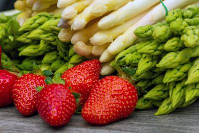 Grüne Spargel, weiße Spargel und frische Erdbeeren dekoriert auf einem rustikalen Holztisch *** Green asparagus, white a-stock-foto