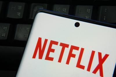 Dhaka, Bangladesch, 11. M?rz 2025: Smartphone auf der Oberfl?che mit Netflix-Logo. Netflix ist ein amerikanischer Anbieter von Bezahlfilmen.-stock-foto