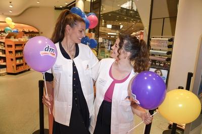 abb Rebecca Kunikowski Model und Ronja Forcher Schauspielerin mit Luftbalon im weissen Kittel als unterstuetzer der Maximilian Seitz Charity Aktion Promis arbeiten an der Kasse im Supermarkt zu gunsten der Stiftung Kindeswohl Berlin in Berlin im DM-Markt Mall of Berlin am 18.Juli 2025 in Berlin Berlin Deutschland *** abb Rebecca Kunikowski model and Ronja Forcher actress with air balloon in white coat as supporters of the Maximilian Seitz charity campaign Celebrities work at the checkout in the supermarket for the benefit of the Stiftung Kindeswohl Berlin in Berlin at the DM Markt Mall of Berlin on July 18, 2025 in Berlin Berlin Germany-stock-foto