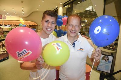 abb Maximilian Seitz Designer und Tim Niedernolt Moderatorals unterstuetzer der Maximilian Seitz Charity Aktion Promis arbeiten an der Kasse im Supermarkt zu gunsten der Stiftung Kindeswohl Berlin in Berlin im DM-Markt Mall of Berlin am 18.Juli 2025 in Berlin Berlin Deutschland *** abb Maximilian Seitz designer and Tim Niedernolt presenter as supporters of the Maximilian Seitz charity campaign Celebrities work at the checkout in the supermarket for the benefit of the Stiftung Kindeswohl Berlin in Berlin at the DM Markt Mall of Berlin on July 18, 2025 in Berlin Berlin Germany-stock-foto