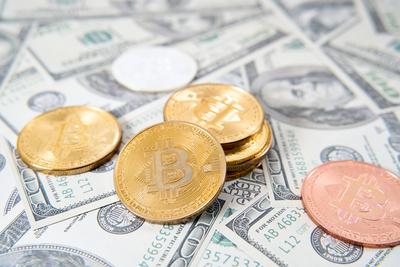 Germany - November 6, 2024: Bitcoin gold coins on US dollar banknotes. Symbolic image for the importance of cryptocurren-stock-foto